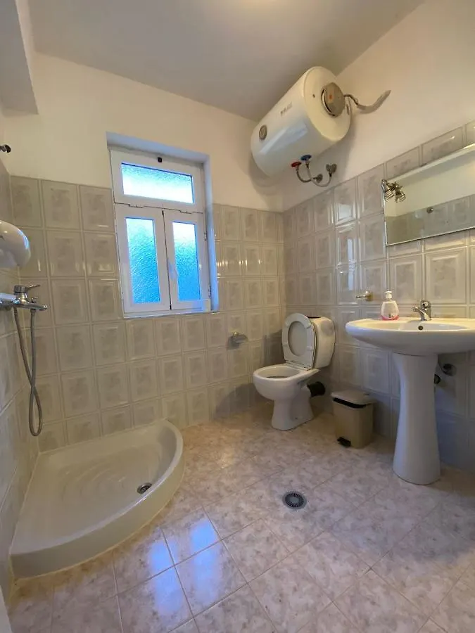 Lovely 2 Bedroom Rental Unit With Garden View City Center Саранда